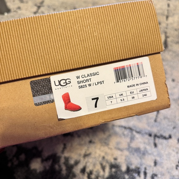 UGG Classic Short in Limited Edition Coral | Women’s Size 7 - Picture 9 of 9